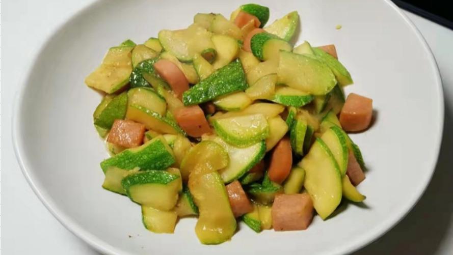 西葫芦|冬天别总吃大鱼大肉，多给家人吃这菜，清淡解油腻，8分钟就上桌