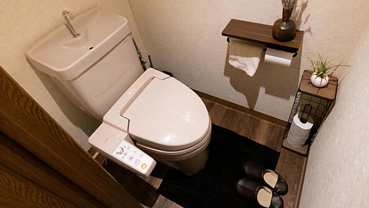 等我买房了，厕所坚决不要马桶，瞧年轻人这样做，真牛犇！