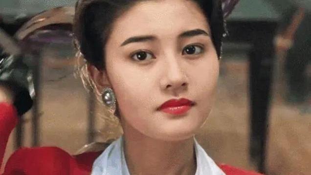 李嘉欣|年近60的李嘉欣，穿蕾丝长裤出街露出内衣，妙曼身材尽显无遗