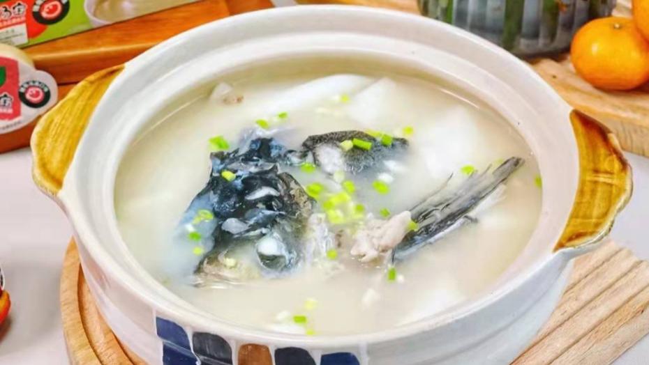 鱼头汤|冬天喝汤，武汉人喜欢喝这汤，汤鲜味美又滋补，别错过了