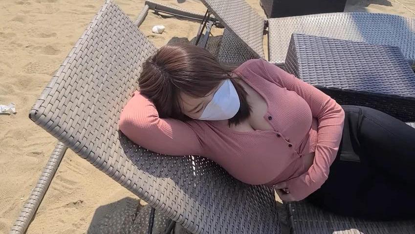 针织衫 晴空万里的天气，适宜穿一件针织衫长袖衫搭配西裤的装扮赏美景！