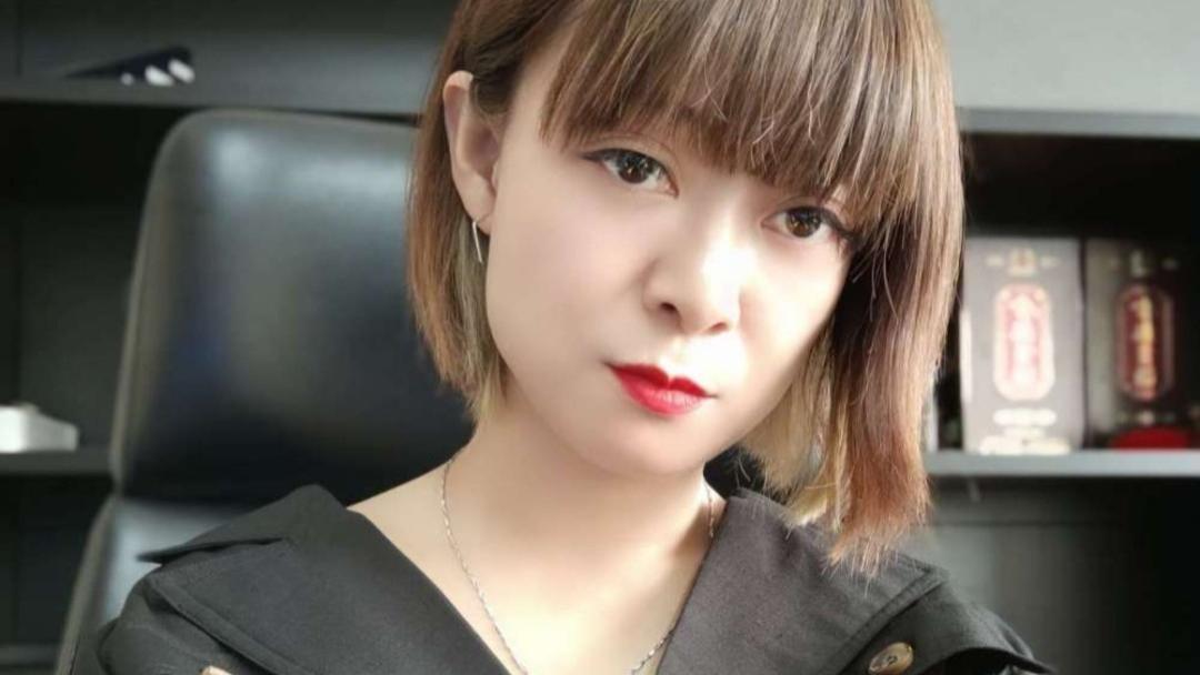田间诗 袭一身黑色的装扮，更显女性的端庄与神秘！