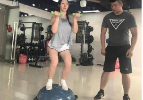 柳岩怎么40岁还没人追?她做深蹲太专业,网友:这谁敢追 柳岩怎么40岁还没人追?她做深蹲太专业,网友:这谁敢追