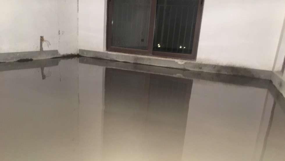 越来越多人家里地面不铺地板、瓷砖了，现在流行这样装，省钱实用