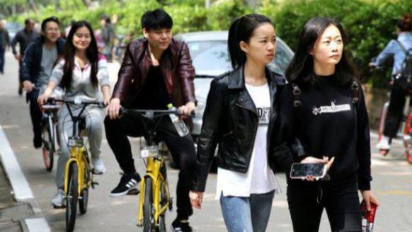 发型|女大学生“奇葩发型”火了，背面看是大妈，正面却意外“减龄”