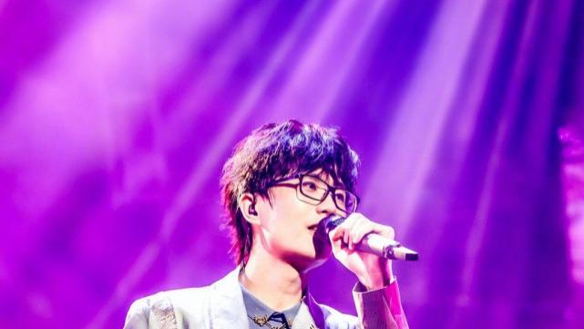 许嵩|许嵩曾为汶川地震写歌无人在意，如今却被爆料睡粉，照片被公开