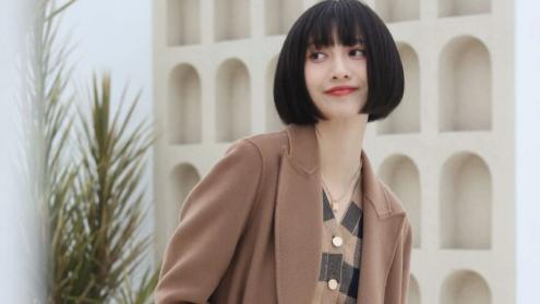 红薯 短发女孩别装嫩了，试试“大女人风”大衣look，让你又飒又美！