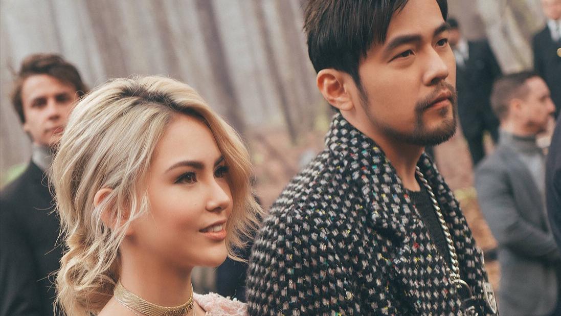 昆凌|昆凌受伤后高调亮相，毛绒外套温柔甜美，果然是被天王宠爱的娇妻！