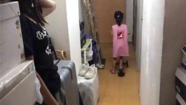 单亲妈妈带女儿在6 ㎡鸵房里生活好几年，月租5000港币，一言难尽！