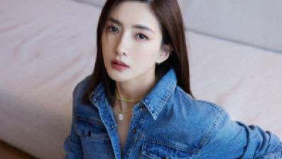 口红 江疏影气质没得说，棕色长发利落洒脱，穿一套牛仔，身材太好了
