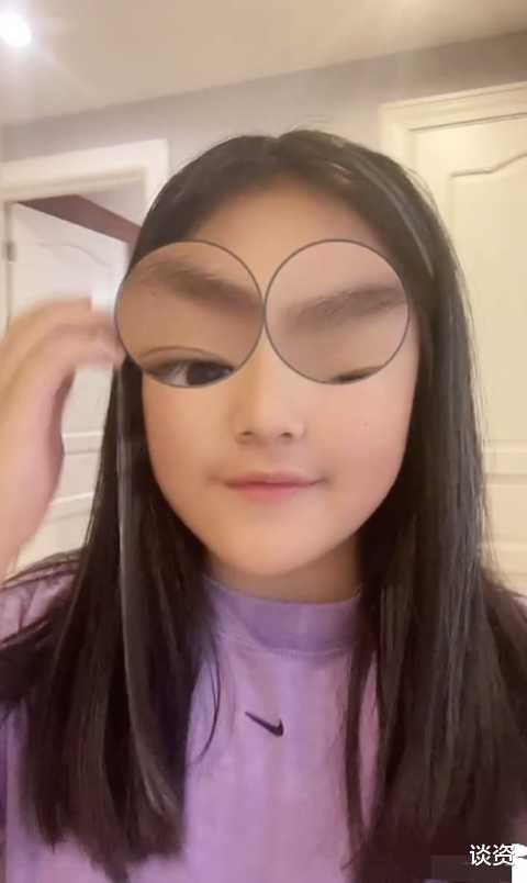 王诗龄挑染紫发，太时髦，小胖妞变女神，爸爸满头白发像爷爷