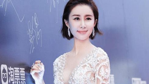 丁剑剑|舒畅终于大胆一次，挑战深v蕾丝透视裙，光冲身材就能成为焦点