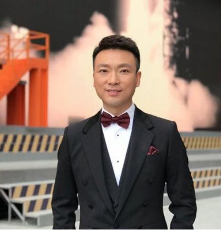 央视著名主持人,台上是搭档台下是夫妻,网友:这保密工作很优秀 央视著名主持人,台上是搭档台下是夫妻,网友:这保密工作很优秀