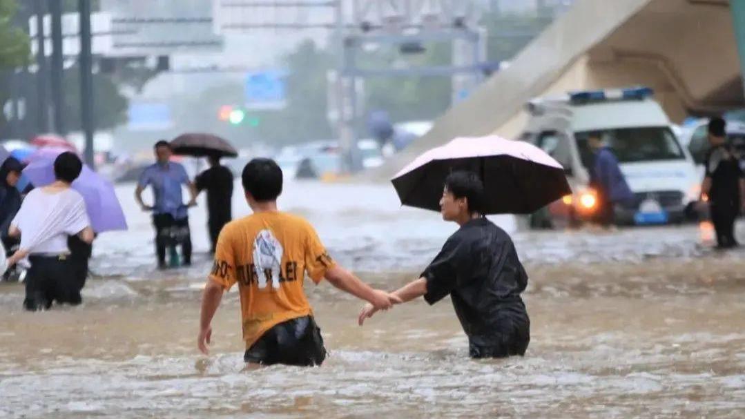 大国故事小哥|河南暴雨中，平凡的人们给我最多感动