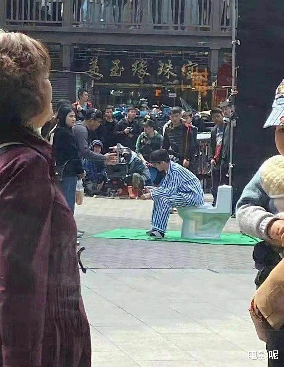 王俊凯新戏好羞耻，在大街上拉绿幕拍摄上厕所的戏份，绝了！