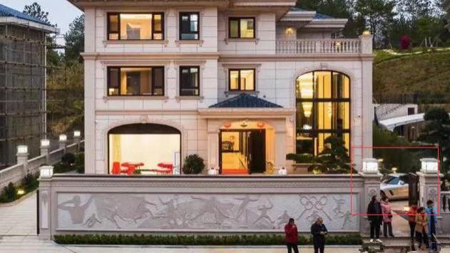 林丹7000万别墅曝光！内部装修如宫殿，与女粉丝合影，动作绅士