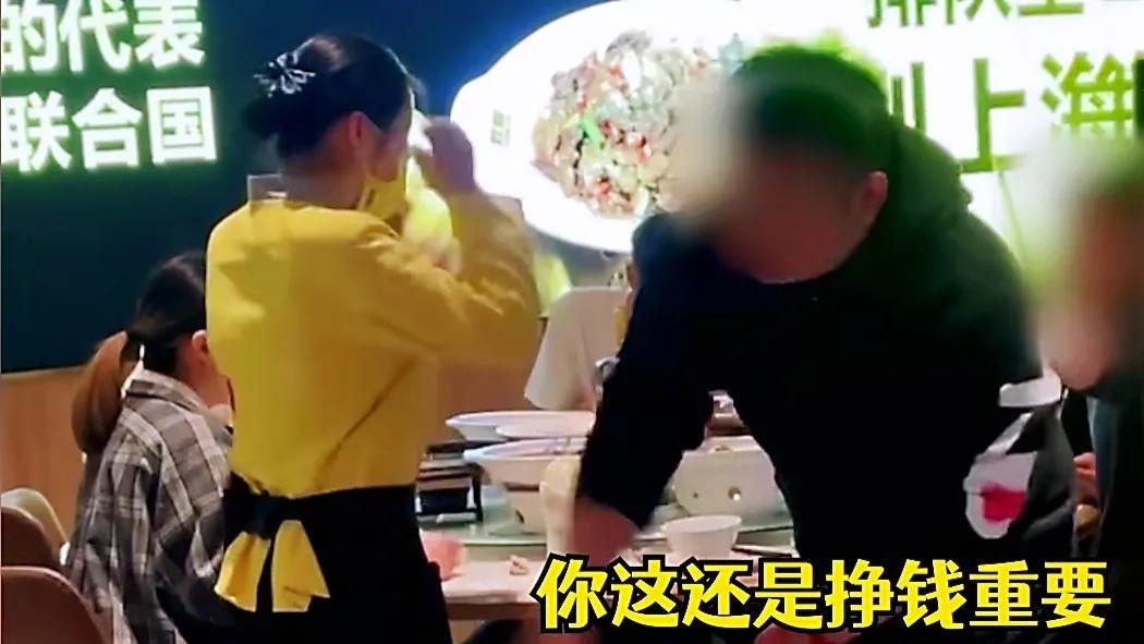 |男子在湘菜馆吃饭嫌菜太辣，大摔餐具要求免单，服务员吓得瑟瑟发抖