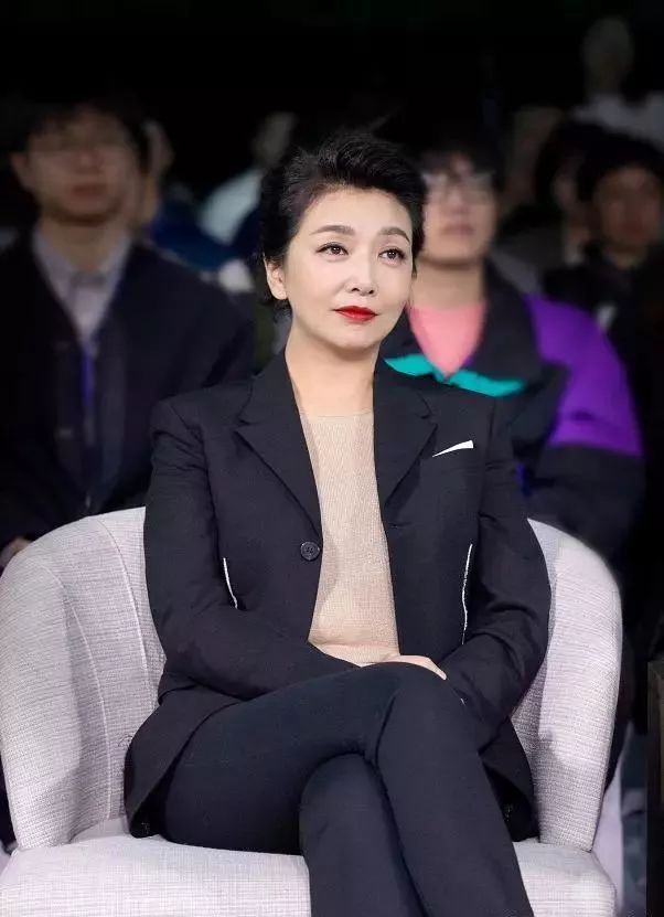 娱乐新闻英语_靳东妻子李佳,晒出近照,服装低调随性,他们的大儿子着实