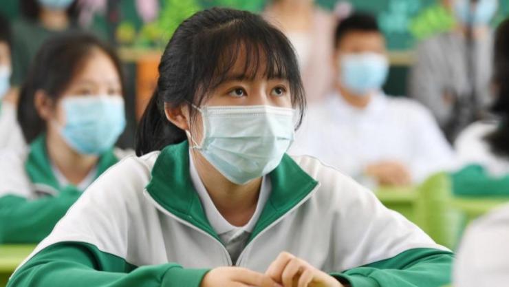 发型|初中生发型有“新标准”，男生尚可接受，女生有点一言难尽