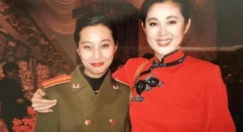 她曾出演过《家有儿女》，因前夫病故而退出娱乐圈！