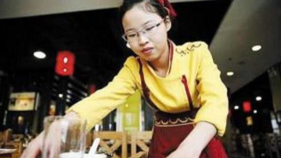 |吃火锅时，服务员为何总是及时收走空盘？网友：原来背后全是套路