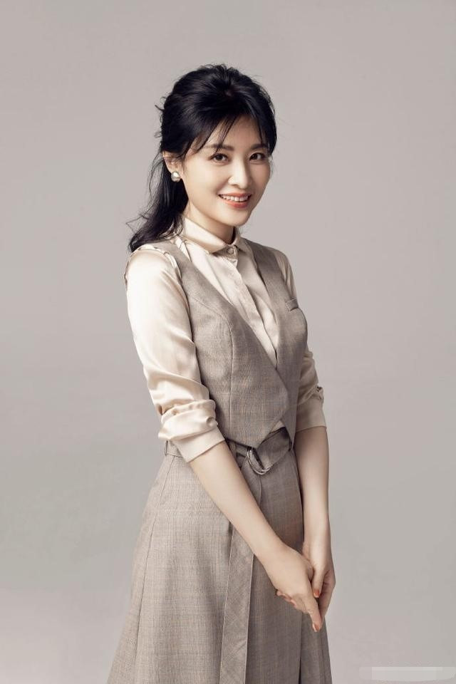 央视主持人周涛近照曝光,53岁气质优雅仍是冻龄女神