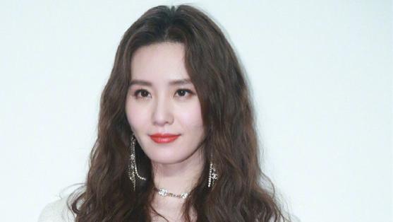 发型|?不管多大年纪的女人，这3种发型要少留，尤其第1个，显老土气