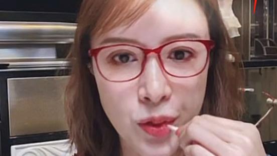 阔太金巧巧现身直播间，家中豪宅意外曝光，网友：装修好像KTV