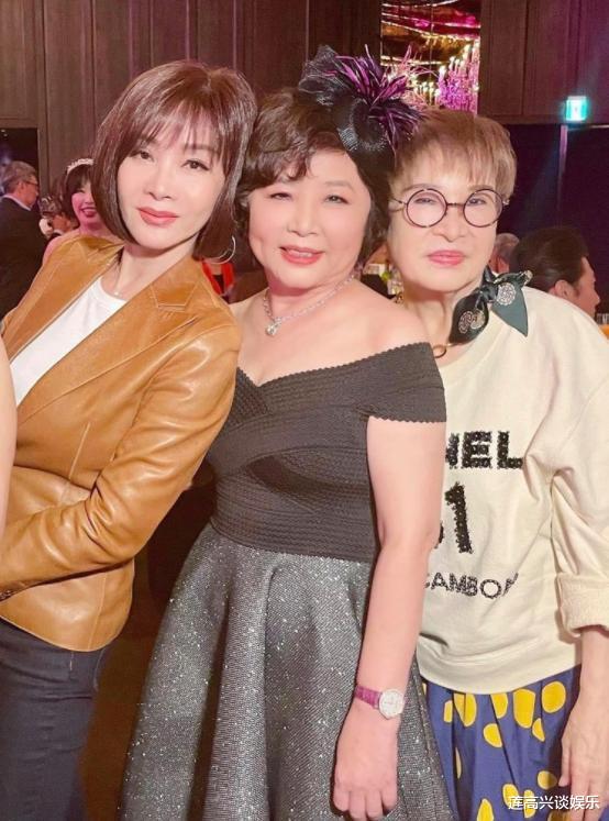 林心如为母办70大寿,“寿星”贵妇气质十足,颜值一点不输女儿! 林心如为母办70大寿,“寿星”贵妇气质十足,颜值一点不输女儿!