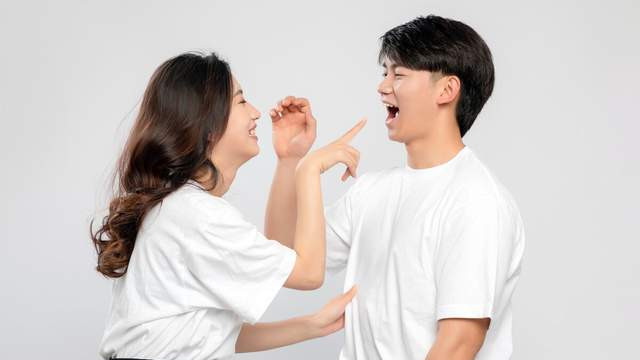 文说情感|妻子偷偷处男闺蜜，丈夫发现当即要求离婚，妻子：只是好朋友！