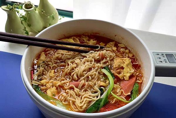 鸡蛋|10分钟早餐，煎蛋入汤鲜味十足，菜和主食一锅出，汤也不剩下