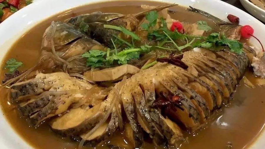 红薯|这样做的酱炖草鱼，口感美味，在家也能做
