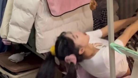 高校 女大学生寝室“吃鸡腿”遭质疑，评论区不堪入目，网友：懂得都懂