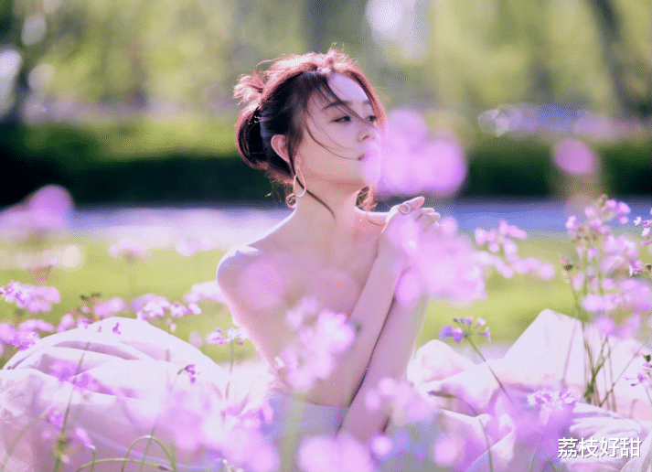 最近娱乐新闻_袁姗姗粉色系甜蜜写真，真的是太有气质了