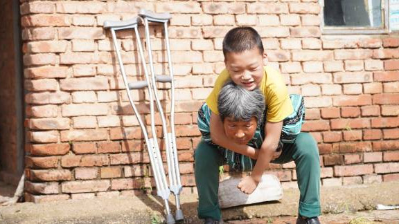 早产 男童早产致脑瘫靠双拐走路，奶奶：只要我活着，就要治好他的病