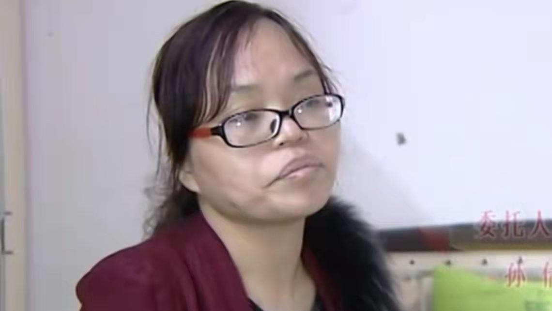 野离离 名校女教师嫁出租车司机，如今他傍上富婆要离婚，妻跪求小三放过