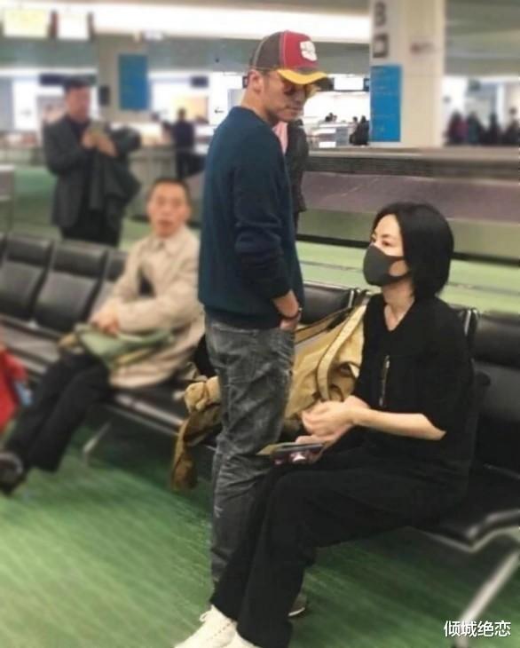 曝出张柏芝与谢霆锋复婚,三胎儿子生父是谢霆锋,改回谢姓叫谢振天 曝出张柏芝与谢霆锋复婚,三胎儿子生父是谢霆锋,改回谢姓叫谢振天