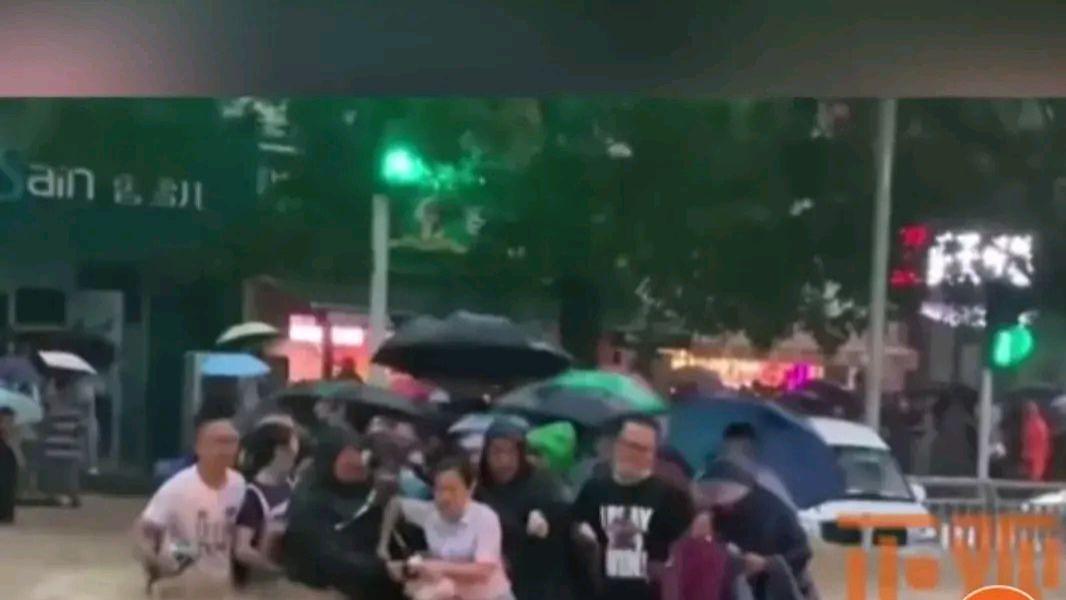 掬水月镜花缘|郑州暴雨的几个瞬间，诠释了“中国为什么行”