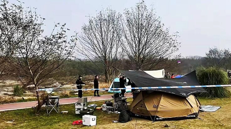 痛心！杭州一家三口晚上在景区露营，疑似炭火取暖中毒，目击者：一名男子没