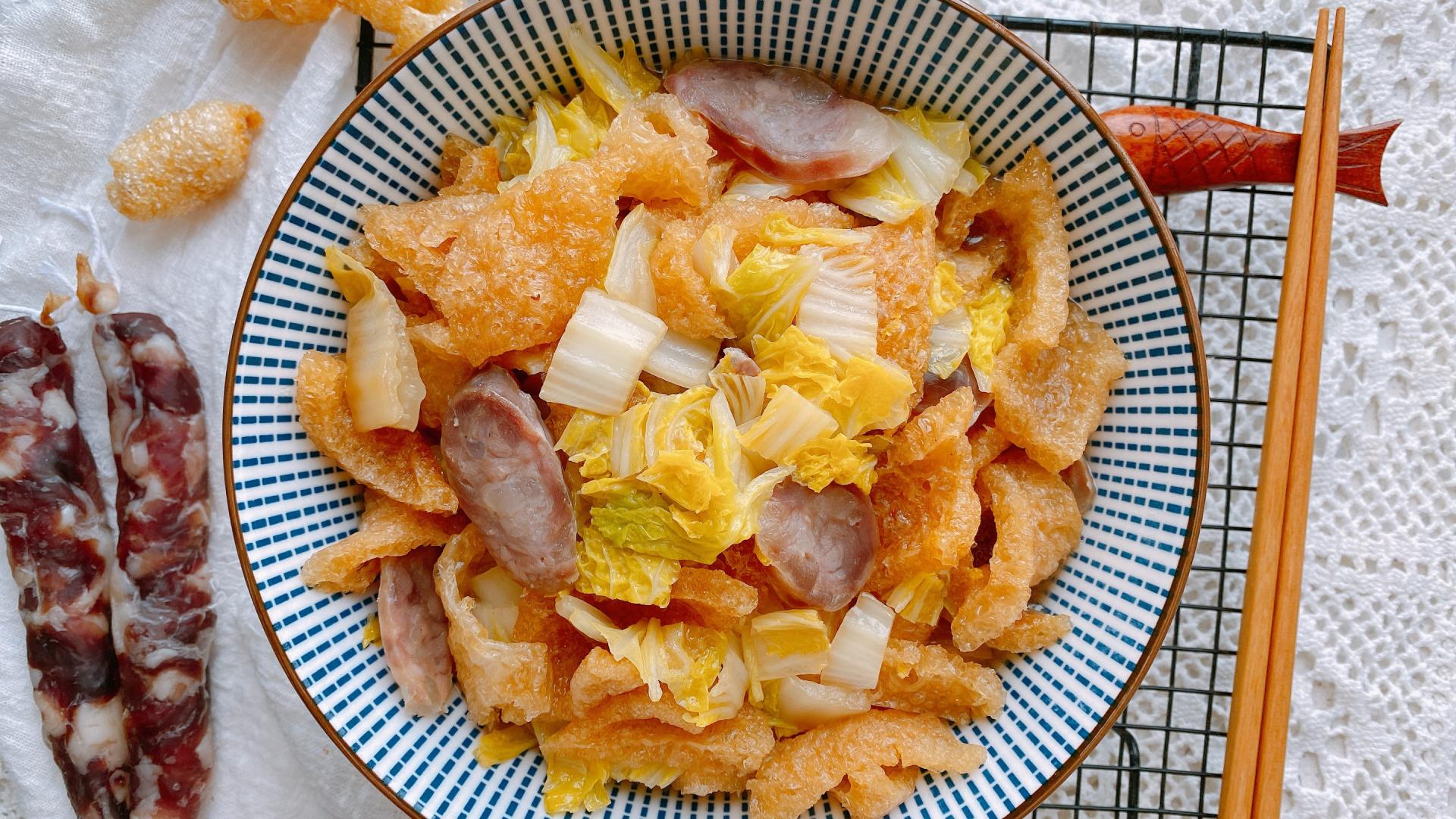 白菜|猪皮这样做太香了，加点白菜，吸饱汤汁咸香入味，爽滑劲道超下饭