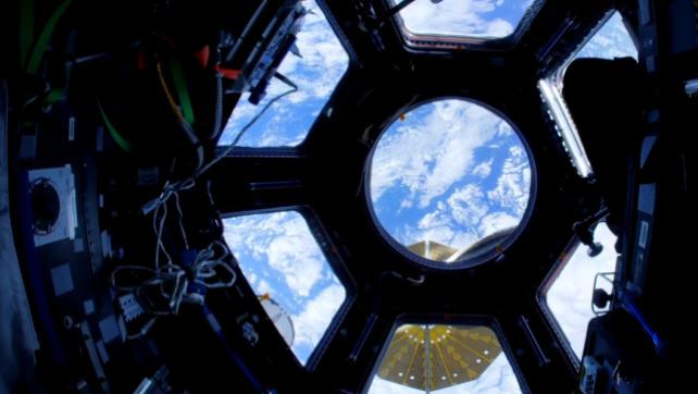 国际空间站 与我国空间站站相比，国际空间站虽然“杂乱”，但那个“大窗”