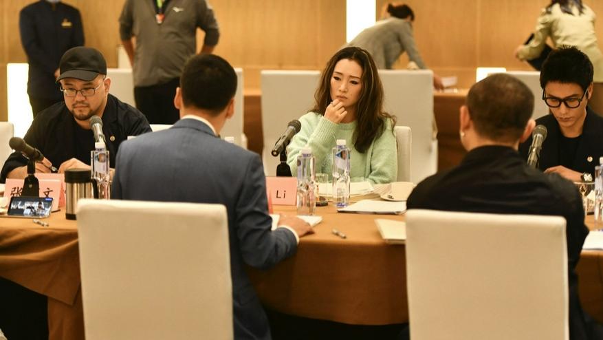 巩俐 55岁巩俐真高级！起球毛衣配裸色口红，网友：巩皇的国际范不好学