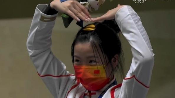 美甲|萌翻！21岁杨倩做了珍珠美甲再上奥运赛场，场下曾追星蔡徐坤白敬亭