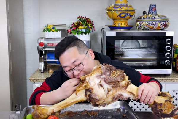 泡泡龙意外去世,美食大v半吨继续胡吃海喝,日均一包盐