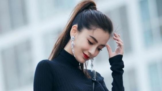 健身|杨颖很少走御姐风，从头到脚都穿黑色，唯有姨妈色口红最抢眼！