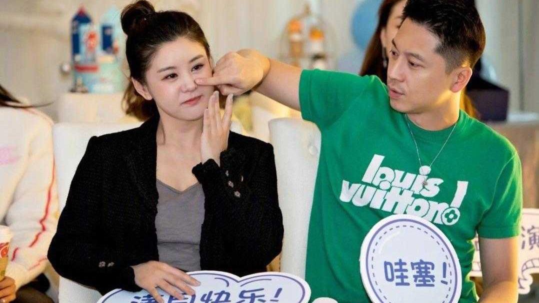 穿衣搭配 李小萌生二胎后更美了，穿小西装扎半马尾，甜美得像个小姑娘