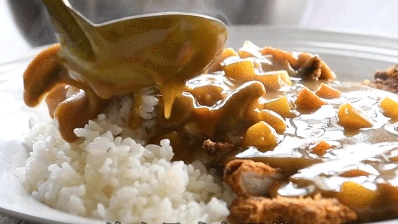 芹菜|日式咖喱猪排饭，一口下去，外酥里嫩，让人欲罢不能
