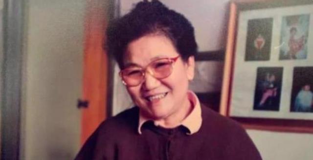 1999年,赵丽蓉求安乐死,临终说6个字:巩汉林退出春晚舞台 1999年,赵丽蓉求安乐死,临终说6个字:巩汉林退出春晚舞台