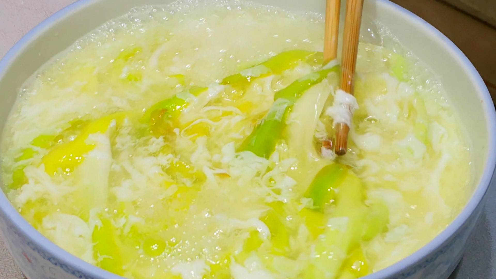 韭菜鸡蛋|做蛋花汤时，不要再直接倒入鸡蛋了，教你一妙招，好喝到停不下嘴