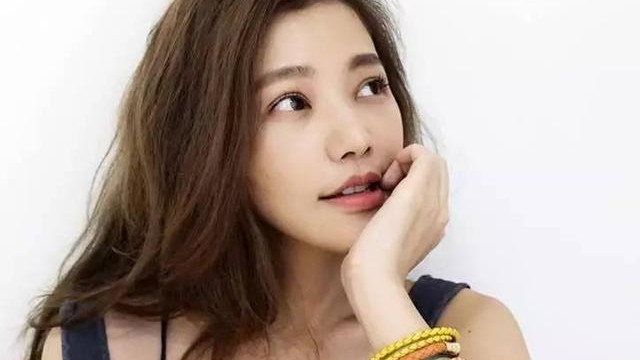 许路儿|44岁许路儿活成23岁少女模样，小S直呼“不老女神”，护肤就靠2点